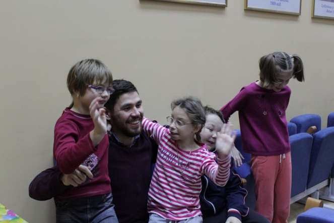 Студенты-волонтеры СПбГПМУ подготовили подарки для детей ко дню педиатра 3