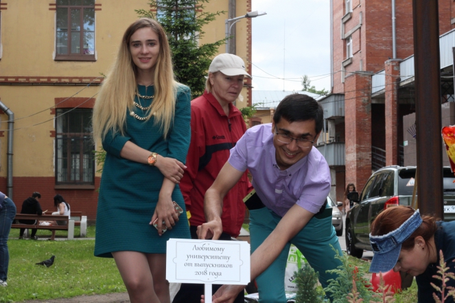 Выпускники-2018 высадили деревья на территории вуза 1
