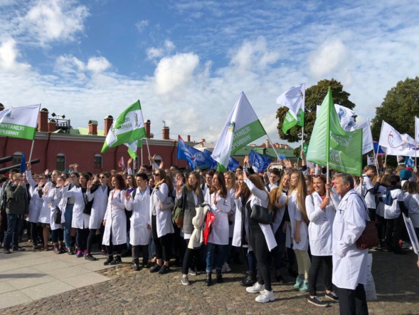 Студенты СПбГПМУ - участники Парада российских студентов 3