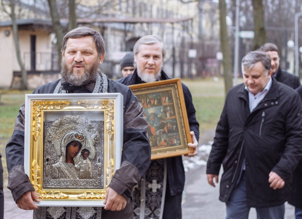 В Педиатрическом университете прошел крестный ход против эпидемии