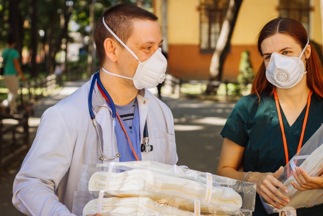 «Волонтёры-медики» вручили подарки сотрудникам клиники СПбГПМУ 1
