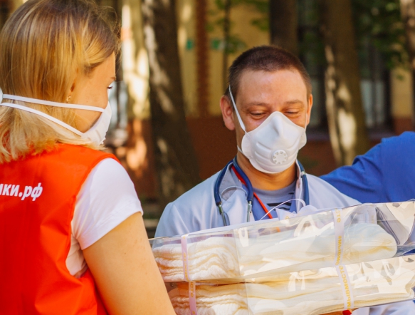 «Волонтёры-медики» вручили подарки сотрудникам клиники СПбГПМУ 3