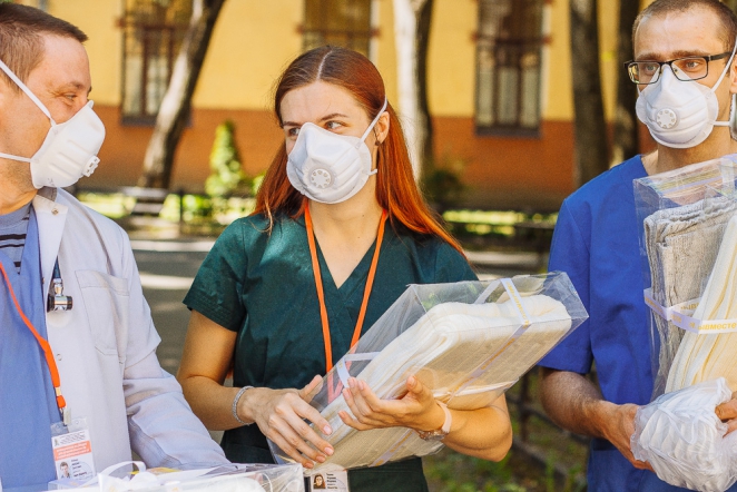 «Волонтёры-медики» вручили подарки сотрудникам клиники СПбГПМУ 4