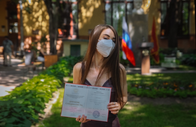 Выпускникам Педиатрического университета вручили дипломы о высшем образовании 2