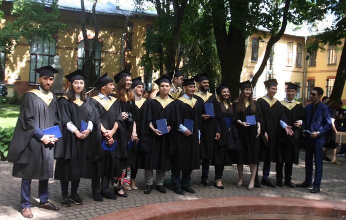 Иностранным выпускникам Педиатрического университета вручили дипломы 11