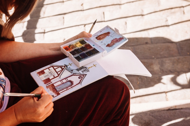 Более 20 художников нарисовали Педиатрический университет 7