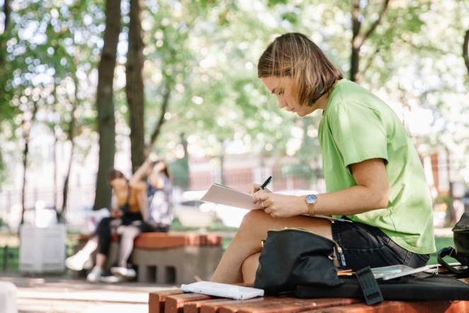 Более 20 художников нарисовали Педиатрический университет 19