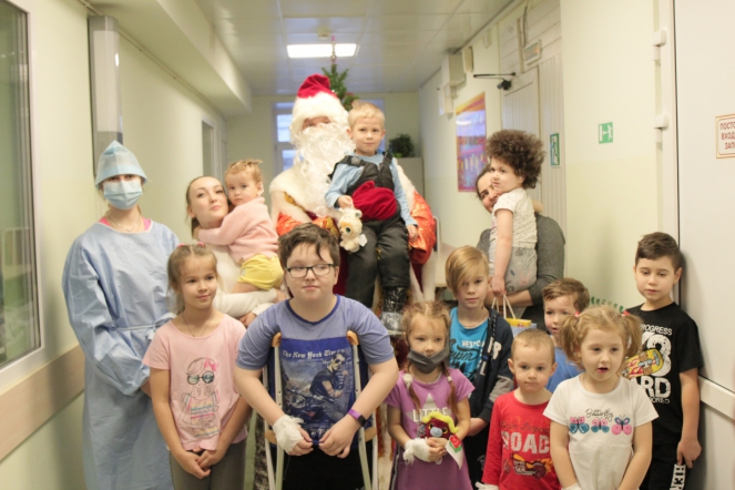 Пациентов клиники СПбГПМУ поздравил Дед Мороз