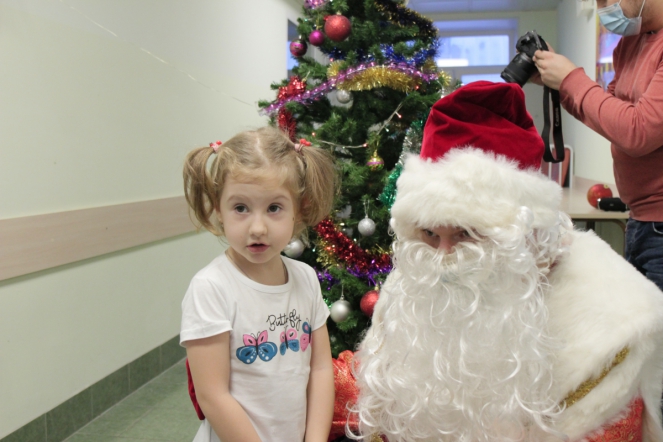 Пациентов клиники СПбГПМУ поздравил Дед Мороз 2