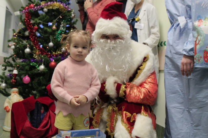 Пациентов клиники СПбГПМУ поздравил Дед Мороз 4