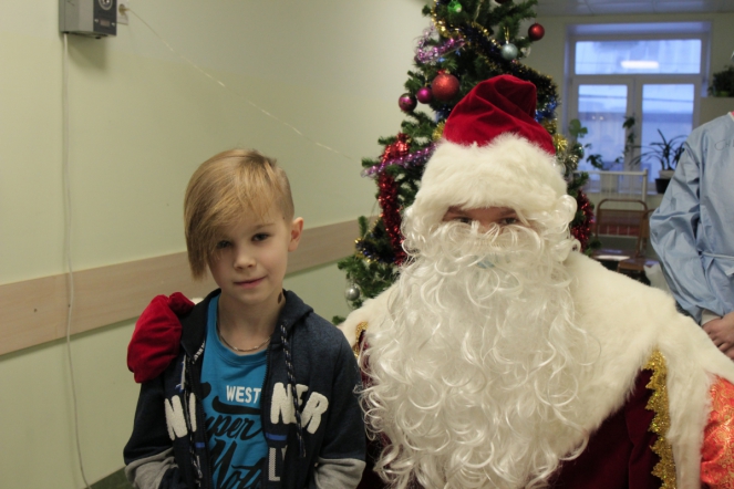 Пациентов клиники СПбГПМУ поздравил Дед Мороз 8