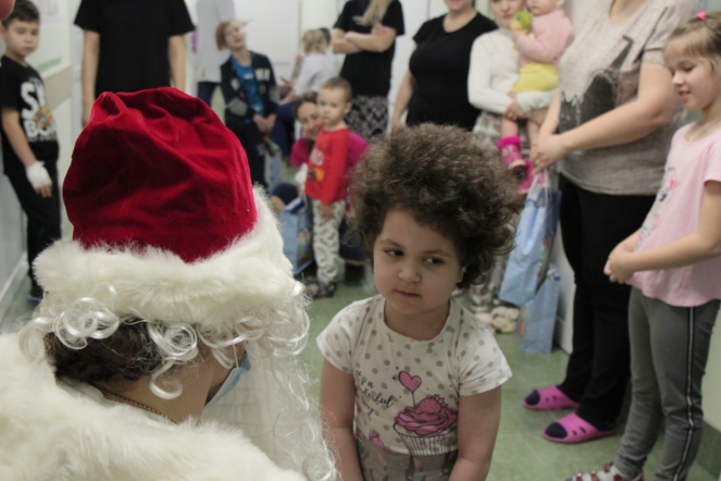 Пациентов клиники СПбГПМУ поздравил Дед Мороз 10