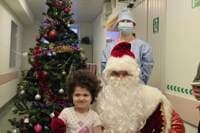 Пациентов клиники СПбГПМУ поздравил Дед Мороз 11