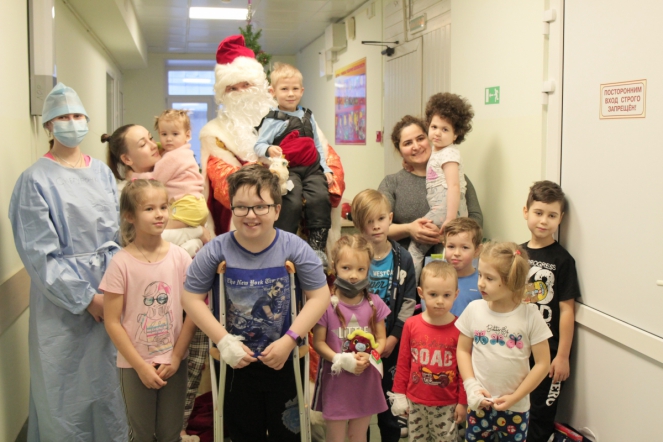Пациентов клиники СПбГПМУ поздравил Дед Мороз 12