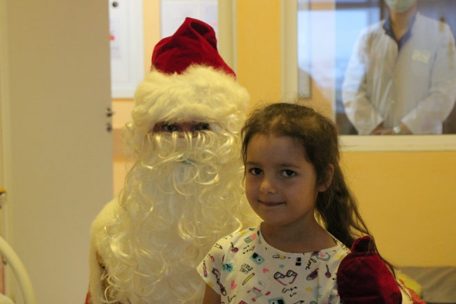 Пациентов клиники СПбГПМУ поздравил Дед Мороз 15