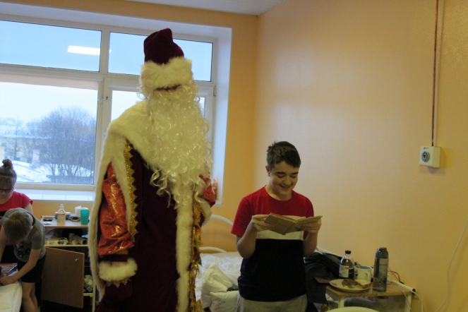 Пациентов клиники СПбГПМУ поздравил Дед Мороз 22