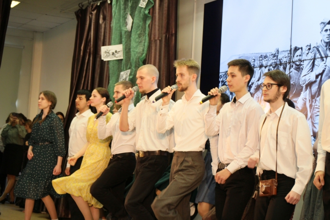 Студенты СПбГПМУ исполнили песни Победы 25