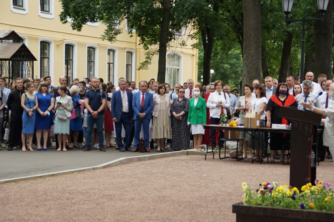 В Педиатрическом университете вручили дипломы выпускникам 10