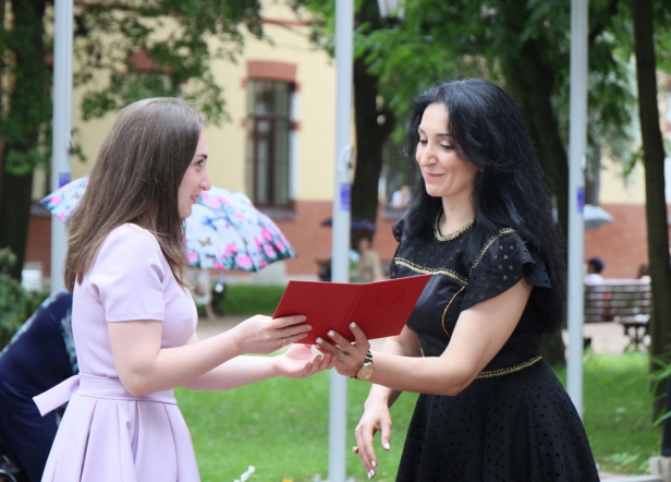 В Педиатрическом университете вручили дипломы выпускникам 38