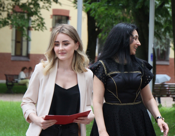 В Педиатрическом университете вручили дипломы выпускникам 43