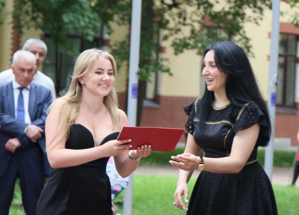 В Педиатрическом университете вручили дипломы выпускникам 54