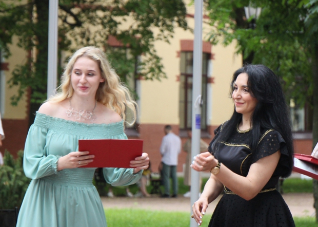 В Педиатрическом университете вручили дипломы выпускникам 60