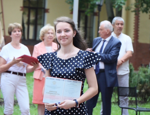 В Педиатрическом университете вручили дипломы выпускникам 64