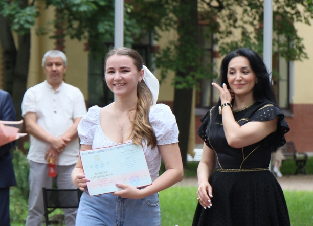 В Педиатрическом университете вручили дипломы выпускникам 68