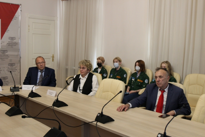 Книгу о Выездной студенческой поликлинике представили в РНБ 4