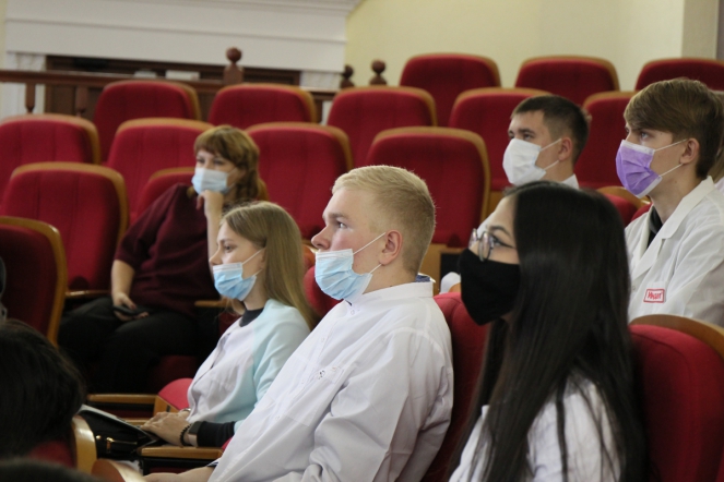 СПбГПМУ посетили школьники с Дальнего Востока 15