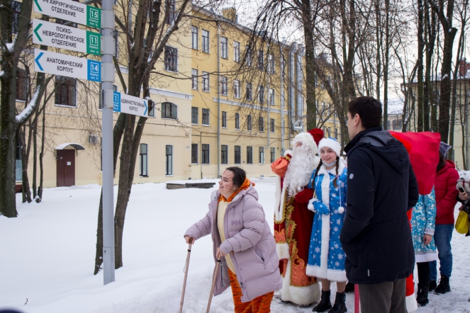 Дед Мороз вручил подарки пациентам Педиатрического университета 2