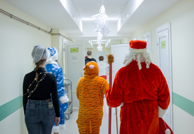 Дед Мороз вручил подарки пациентам Педиатрического университета 5