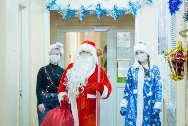 Дед Мороз вручил подарки пациентам Педиатрического университета 8