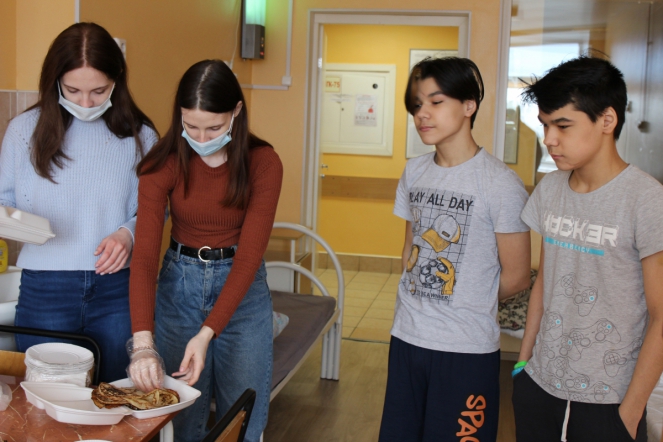 Волонтеры СПбГПМУ угостили пациентов блинами 3