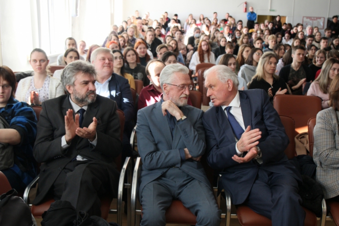 Студенты СПБГПМУ исполнили песни Победы 96