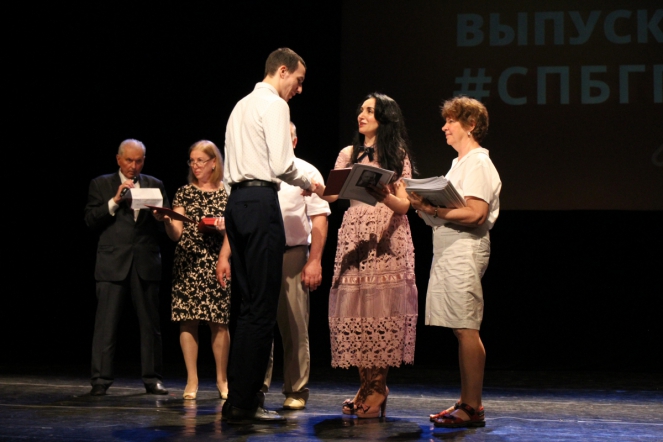 Вручение дипломов: фоторепортаж 60