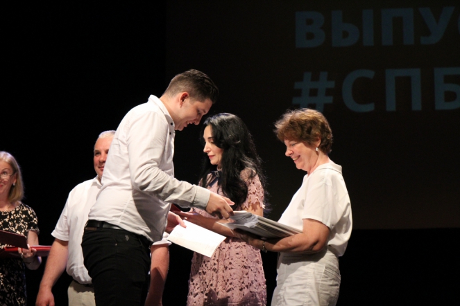 Вручение дипломов: фоторепортаж 63