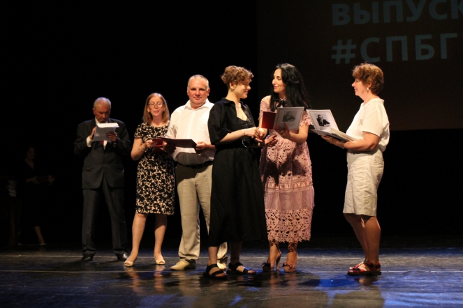 Вручение дипломов: фоторепортаж 72