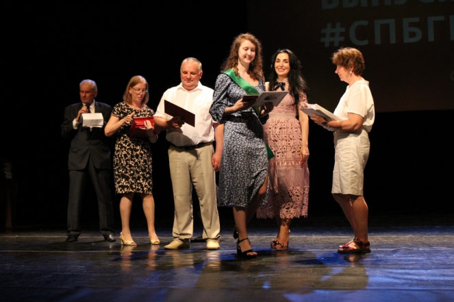 Вручение дипломов: фоторепортаж 74