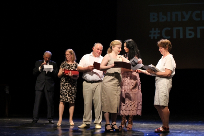 Вручение дипломов: фоторепортаж 75