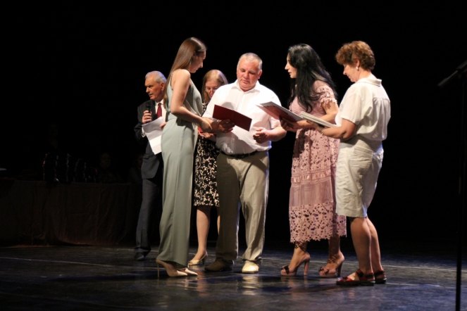 Вручение дипломов: фоторепортаж 85