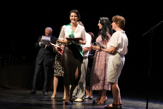 Вручение дипломов: фоторепортаж 100