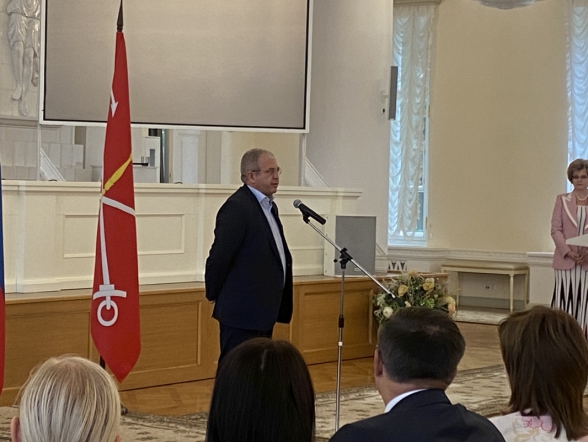 В Смольном вручили гранты на школьные лаборатории