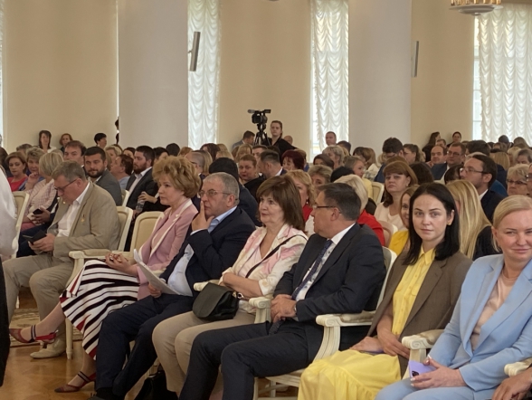 В Смольном вручили гранты на школьные лаборатории 1