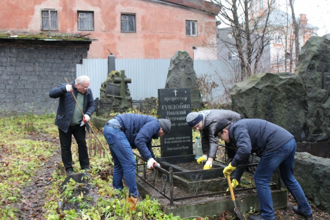 Преподаватели и студенты Педиатрического университета почтили память учителей 5