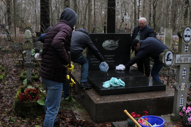 Сотрудники и студенты Педиатрического университета привели в порядок могилы академика Тура и профессора Гордеева 4
