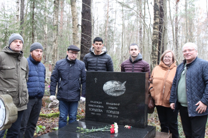 Сотрудники и студенты Педиатрического университета привели в порядок могилы академика Тура и профессора Гордеева 5