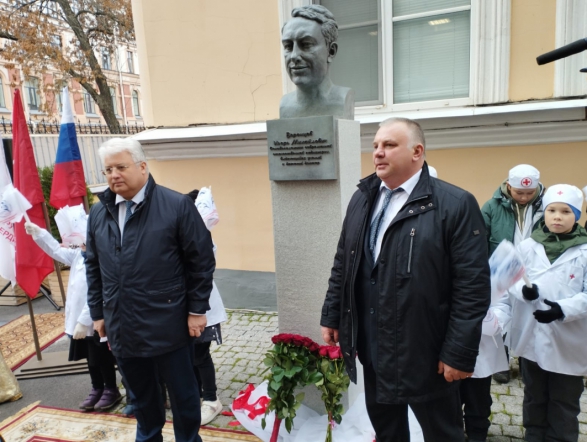 В Детской городской больнице имени Святой Марии Магдалины открыли памятник выдающемуся детскому врачу и ученому, Игорю Михайловичу Воронцову 5
