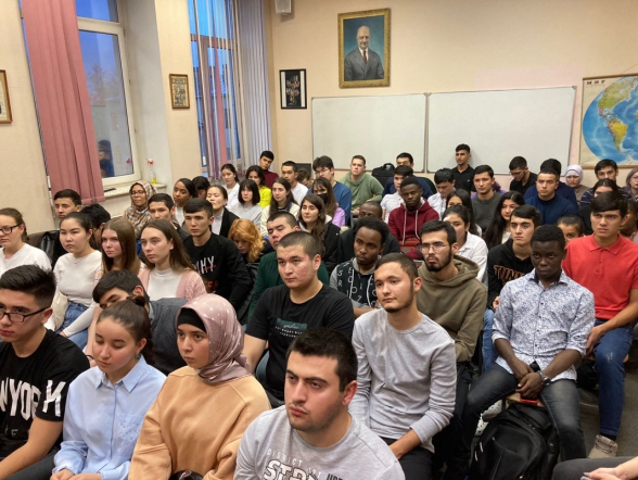 Председатель профкома учащихся СПбГПМУ встретился с иностранными студентами