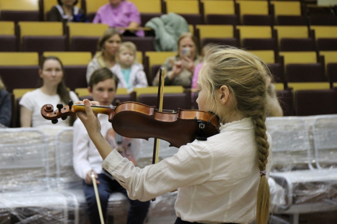 Ученики музыкальной школы №7 Выборгского района провели концерт для пациентов эндокринологического отделения Педиатрического университета 9